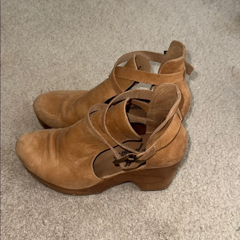 Free People Stylish Beige Clogs
